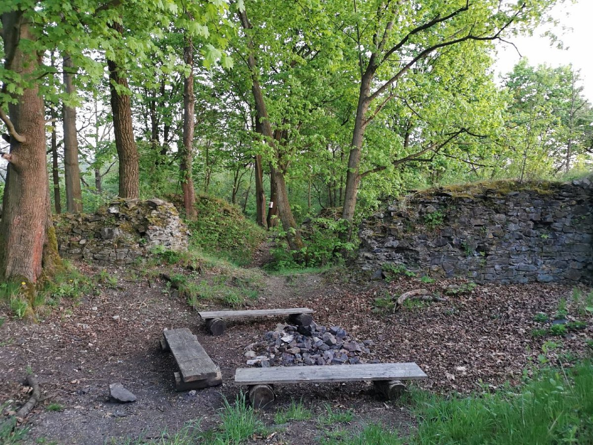 Kokšínský hrádek - zřícenina tvrze (400&nbsp;m)